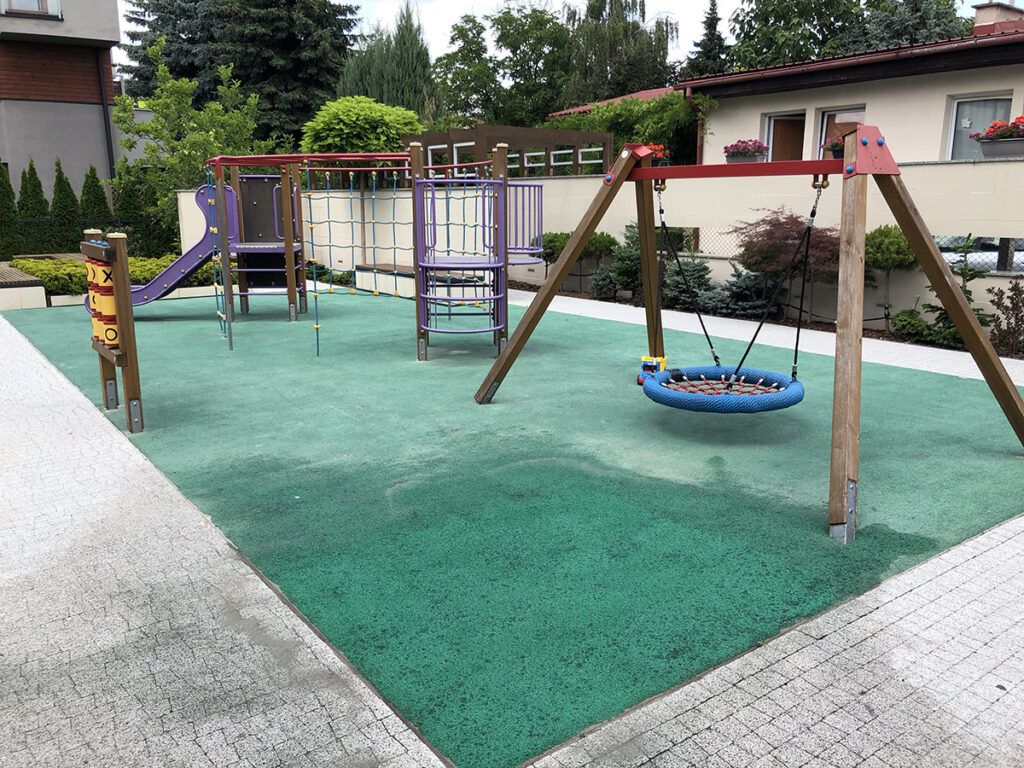 Czyszczenie boisk-placów zabaw-bieżni sportowych z tartanu